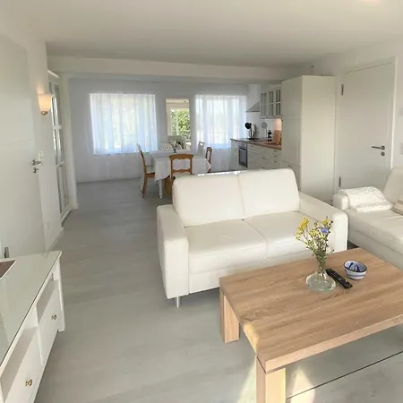 Strandlaeufer Mit Meerblick Und Balkon