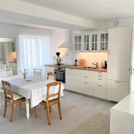 Strandlaeufer Mit Meerblick Und Balkon Binz