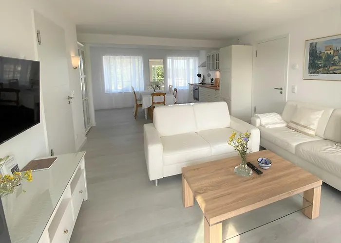Strandlaeufer Mit Meerblick Und Balkon