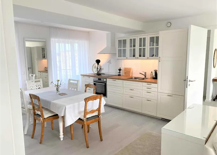 Strandlaeufer Mit Meerblick Und Balkon Binz